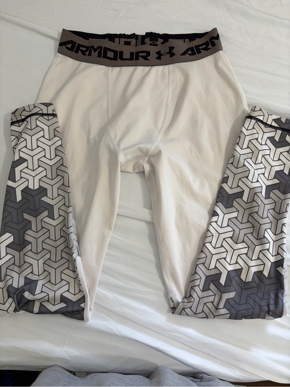 Under Armour White Leggings with Gray Geometric Side Panels